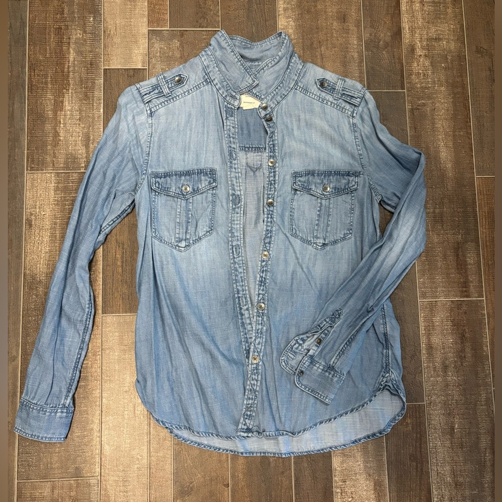 American Eagle Chambray Button Up Shirt